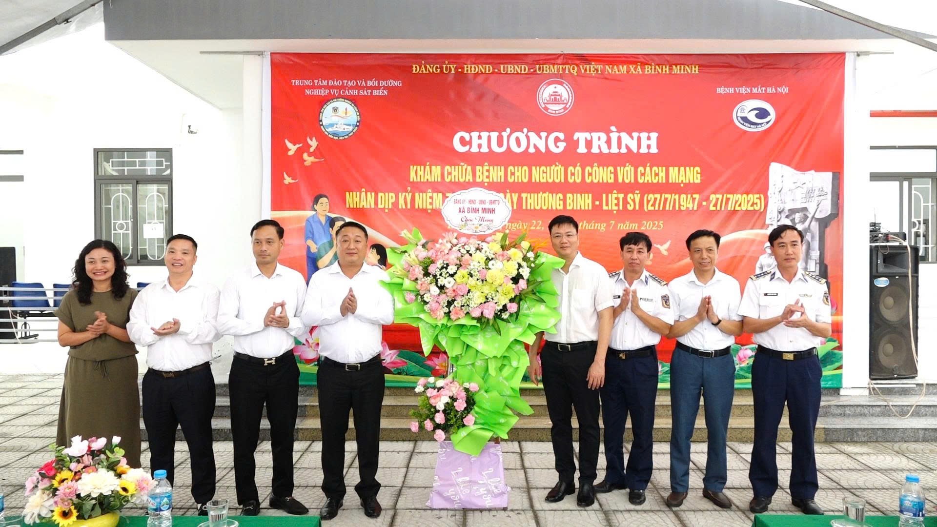 Đông dược Phúc Hưng đồng hành cùng chương trình khám, tư vấn sức khỏe, cắt tóc và cấp phát thuốc miễn phí tại xã Bình Minh - Hà Nội